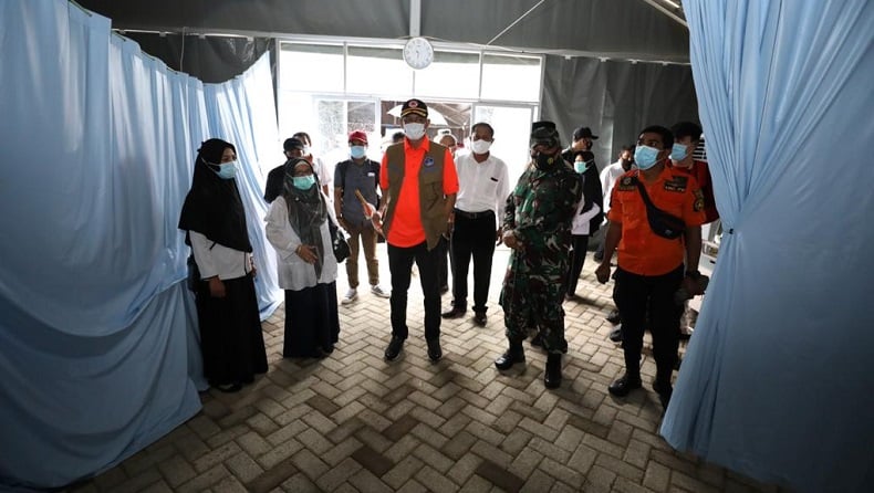 Kunjungi RS Darurat Lapangan Mamuju, Doni Monardo Serahkan Alat Medis Senilai Rp4 Miliar