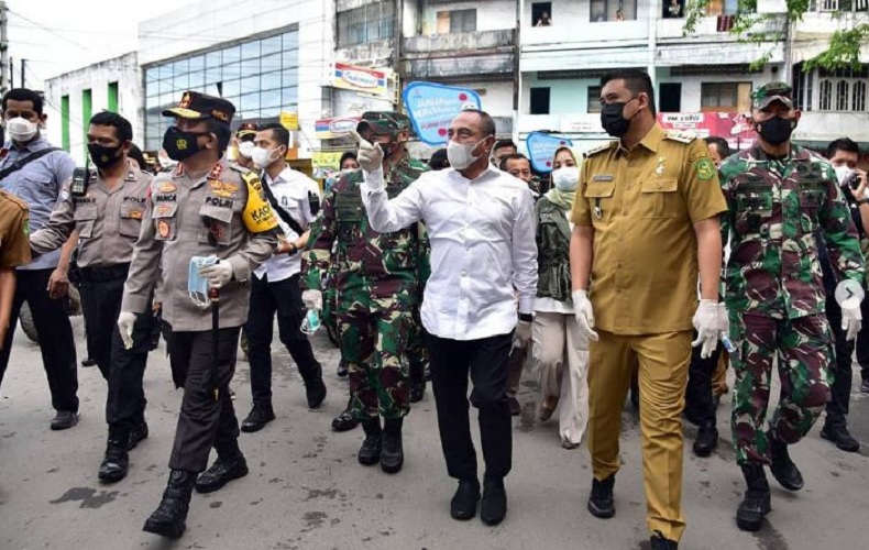 Edy Rahmayadi dan Bobby Nasution Temui Warga, Bagikan Masker dan Hand Sanitizer
