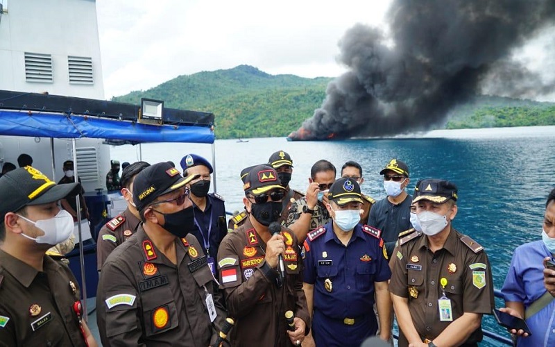 KKP dan Kejaksaan Tenggelamkan 10 Kapal Illegal Fishing di Laut Natuna Utara