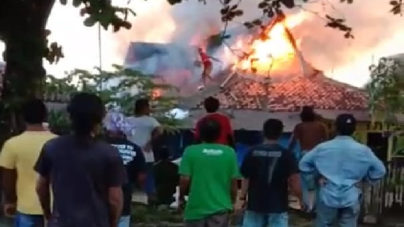 Istri Pembacok 5 Orang dan Pembakar 4 Rumah di Pangandaran Bicara dan Senyum Sendiri