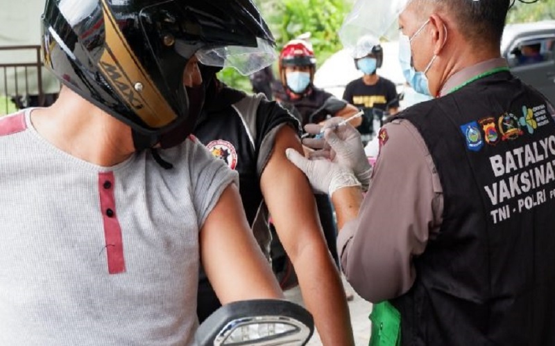 Sambil Boncengan di Atas Motor, Begini Gaya Warga Vaksinasi Covid-19 Drive Thru 
