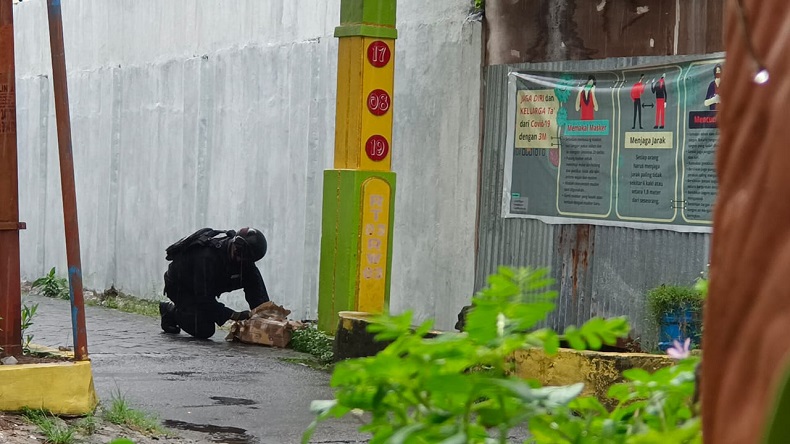 Penemuan Kardus Mencurigakan Berisi Bohlam dan Kabel, Polisi Cek Sidik Jari Pengirim