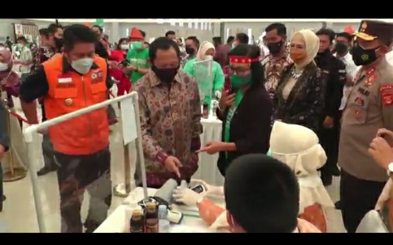 Mendagri dan Gubernur Sumsel Tinjau Vaksinasi Lansia dan Ojol di Palembang
