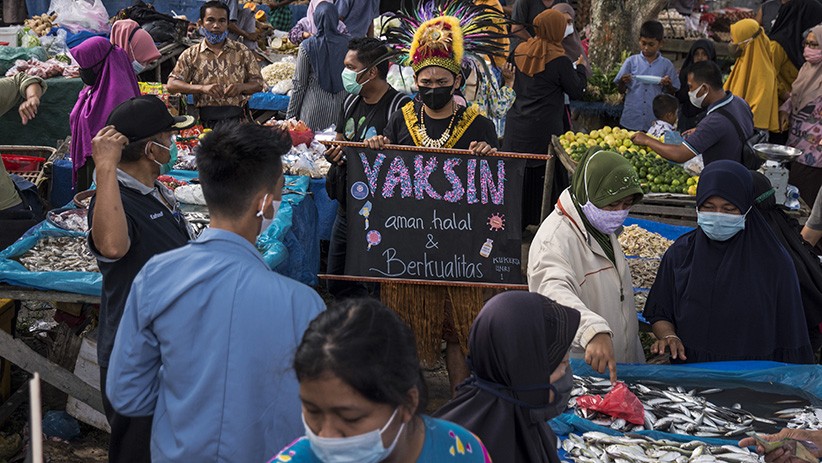 Mahasiswa UNRI Pakai Baju Adat Sosialisasi Vaksin Covid di Pasar Rakyat - Bagian 1