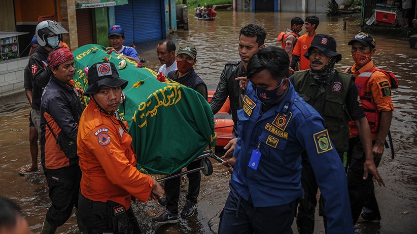 Tim SAR Evakuasi Jenazah dengan Perahu Karet Lewati Banjir Baleendah - Bagian 3