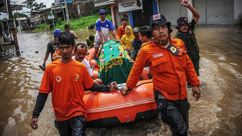 Tim SAR Evakuasi Jenazah dengan Perahu Karet Lewati Banjir Baleendah - Bagian 1