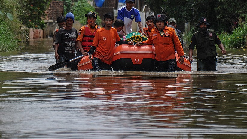 Tim SAR Evakuasi Jenazah dengan Perahu Karet Lewati Banjir Baleendah - Bagian 2