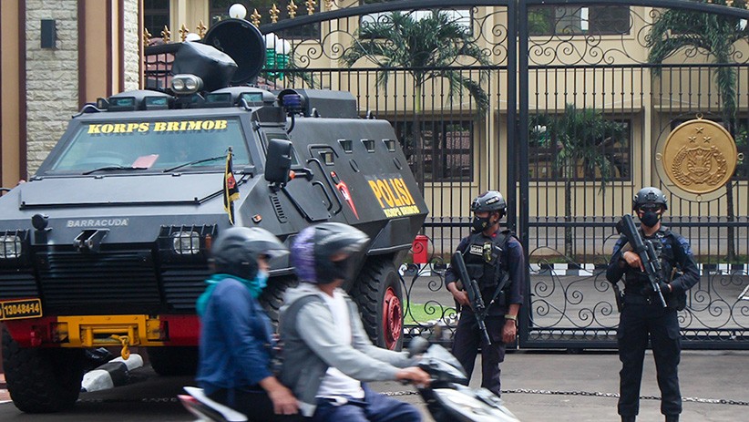 Mabes Polri Dijaga Ketat Polisi dan Anjing Pelacak - Bagian 2