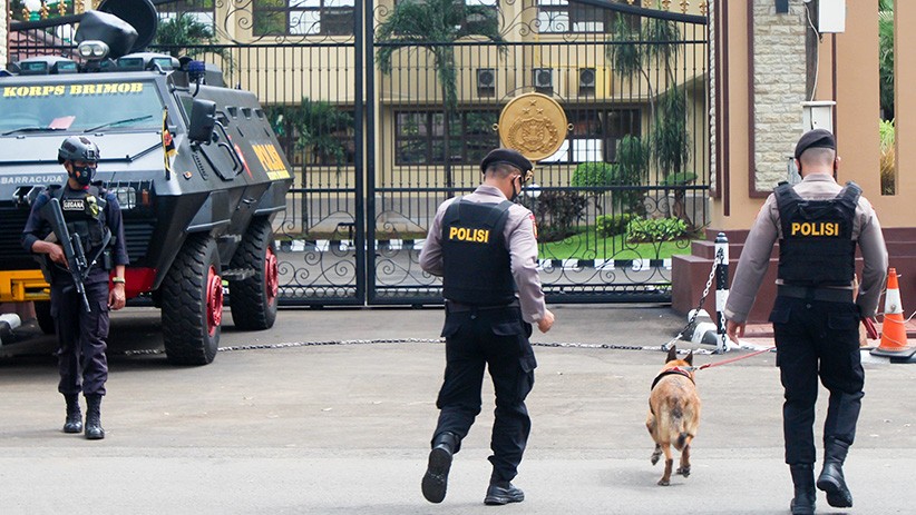 Mabes Polri Dijaga Ketat Polisi dan Anjing Pelacak - Bagian 1