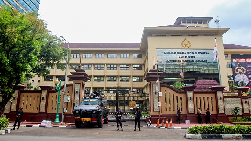 Mabes Polri Dijaga Ketat Polisi dan Anjing Pelacak - Bagian 3