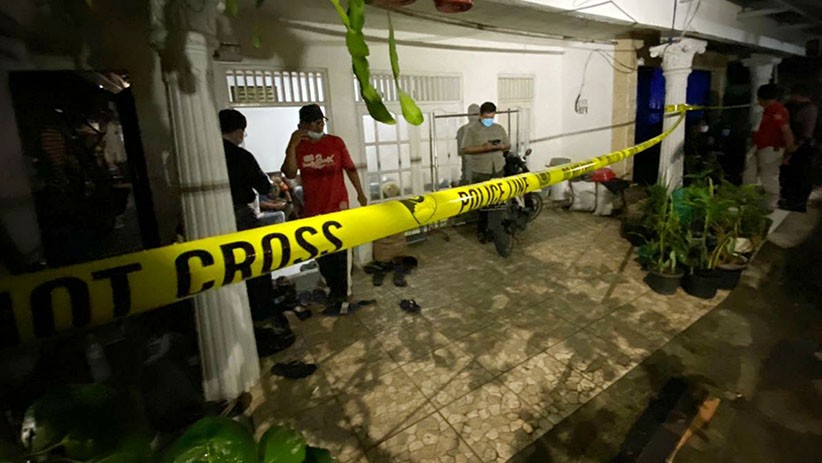 Rumah Terduga Teroris Penyerang Mabes Polri Dipasang Garis Polisi - Bagian 1