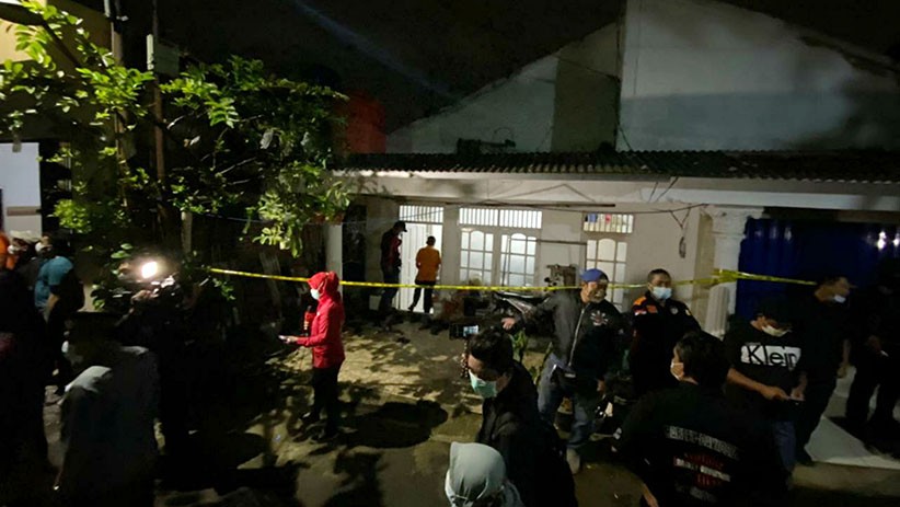 Rumah Terduga Teroris Penyerang Mabes Polri Dipasang Garis Polisi - Bagian 4