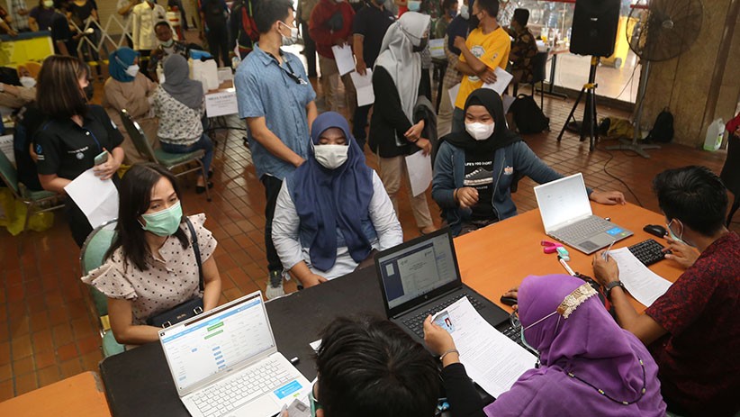 Pedagang Pasar Elektronik Surabaya Divaksin Covid-19 - Bagian 4