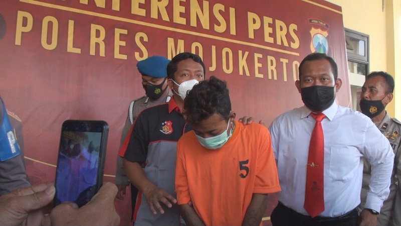 title Anak Aniaya Ayah Ibu dan Adik Kandung, Pelaku Sempat Makan Mi Instan dengan Korban Anak Aniaya Ayah Ibu dan Adik Kandung, Pelaku Sempat Makan Mi Instan dengan Korban