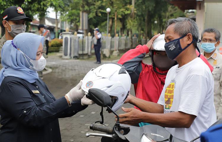 title Pemkab Sleman Bagikan Helm Standar SNI bagi Pengendara Motor yang Tertib Berlalu Lintas Pemkab Sleman Bagikan Helm Standar SNI bagi Pengendara Motor yang Tertib Berlalu Lintas