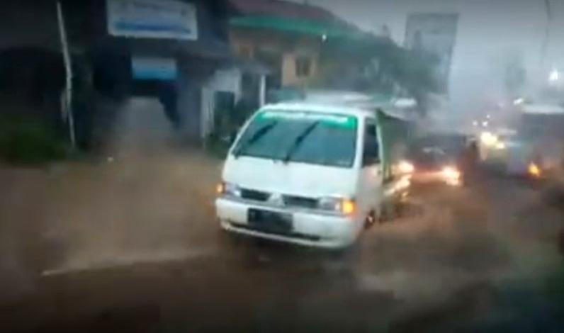 Banjir Bandang Terjang Jalan Bandungan-Sumowono, Arus Lalu Lintas Macet