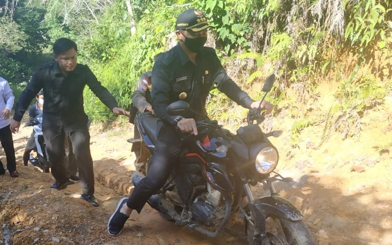 Bupati Kapuas Hulu Jatuh dari Motor saat Kunjungi Korban Banjir