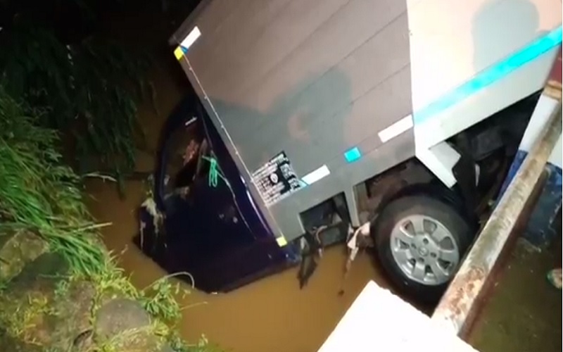 title Mobil Boks Terseret Luapan Sungai di Cirebon, Satu Orang Hilang Mobil Boks Terseret Luapan Sungai di Cirebon, Satu Orang Hilang