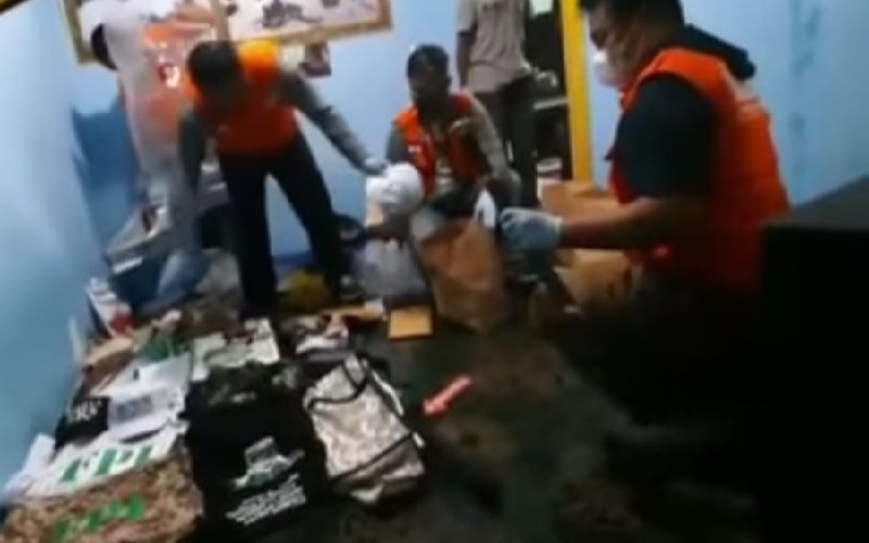 Geledah Rumah di Cangkuang Bandung, Densus 88 Antiteror Temukan Kaus Bergambar HRS