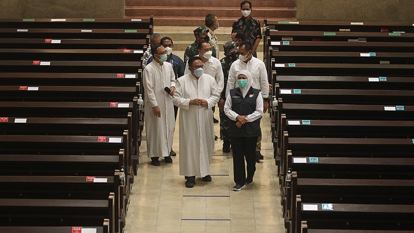 Gubernur Khofifah Kunjungi Gereja Katedral Surabaya - Bagian 1