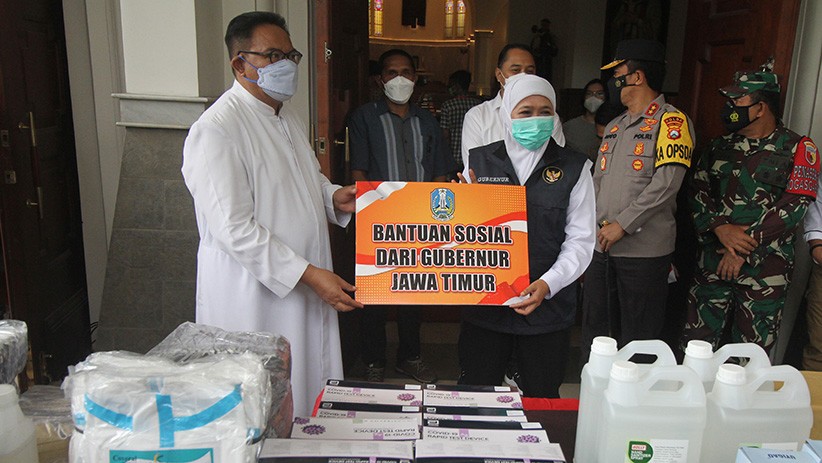 Gubernur Khofifah Kunjungi Gereja Katedral Surabaya - Bagian 2