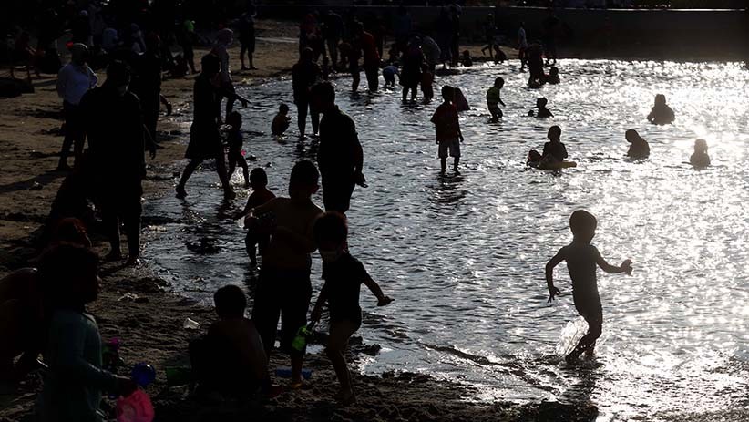 Libur Panjang, Pantai Ancol Ramai Pengunjung - Bagian 2