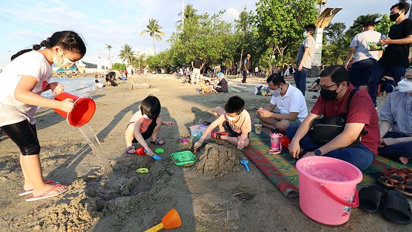 Libur Panjang, Pantai Ancol Ramai Pengunjung - Bagian 1