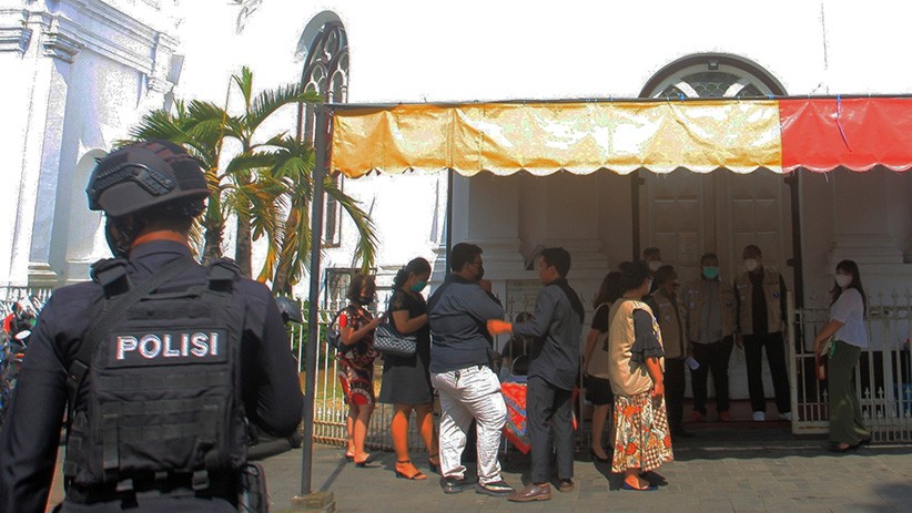 Pengamanan Ketat, Ibadah Jumat Agung di Semarang Berlangsung Khidmat - Bagian 4