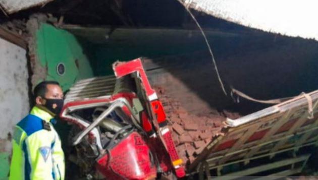 Truk Rem Blong Tabrak Madrasah di Garut, 2 Tewas 8 Anak Luka