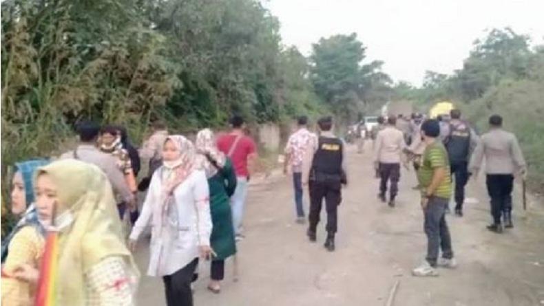 Bentrok di Lokasi Tambang Batubara Bungo, Mobil Wartawan iNews Diseruduk Truk