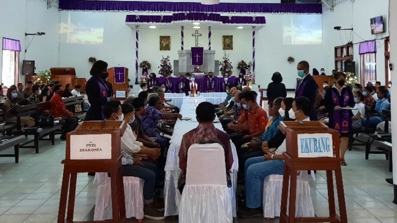 Jemaat Gereja di Jayapura Rayakan Jumat Agung dengan Perjamuan Kudus