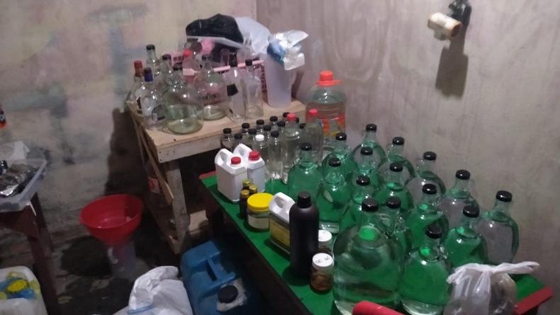 Polisi Gerebek  Pabrik Cap Tikus Ilegal di Manado, Sita 35 Liter Miras