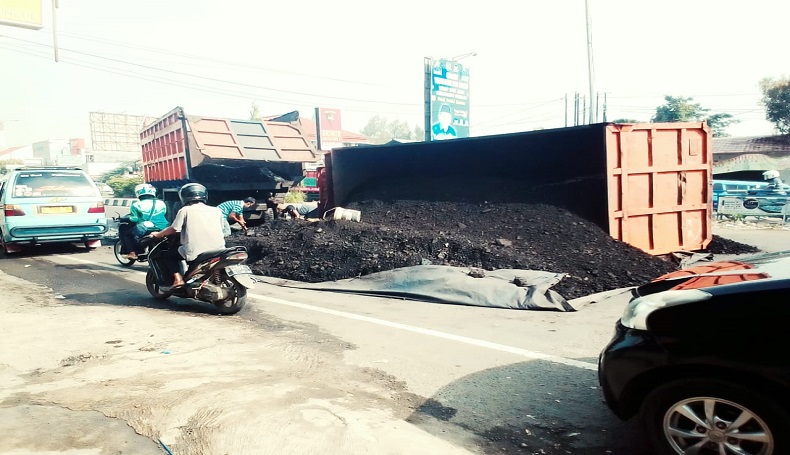 Truk Batubara Terguling di Pantura Cirebon, Kendaraan Arah Jakarta Antre Panjang