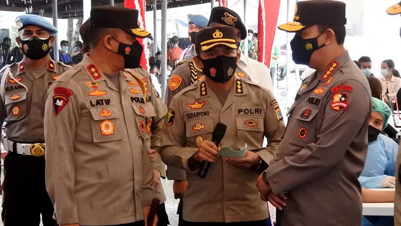 Kapolri Tinjau Vaksinasi Massal Covid-19 di Mapolda NTT - Bagian 2
