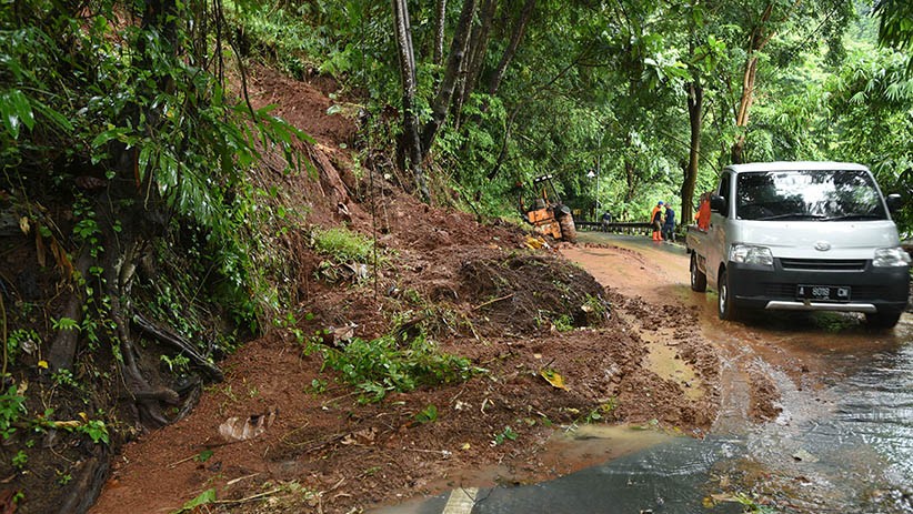 Tanah Longsor Tutup Jalan Raya Serang - Anyer - Bagian 2