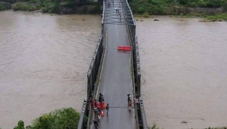 Ngeri, Jembatan Benenai Kabupaten Malaka NTT Miring Diterjang Banjir