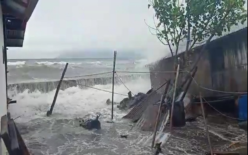 Rumah Dihantam Gelombang, Nelayan Ini Juga Kehilangan Celengan Bambu Berisi Rp6 Juta