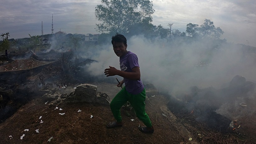 Lahan Pemakaman Terbakar saat Pelaksanaan Tradisi Ceng Beng - Bagian 3