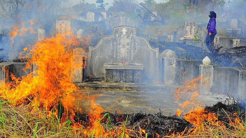 Lahan Pemakaman Terbakar saat Pelaksanaan Tradisi Ceng Beng - Bagian 1