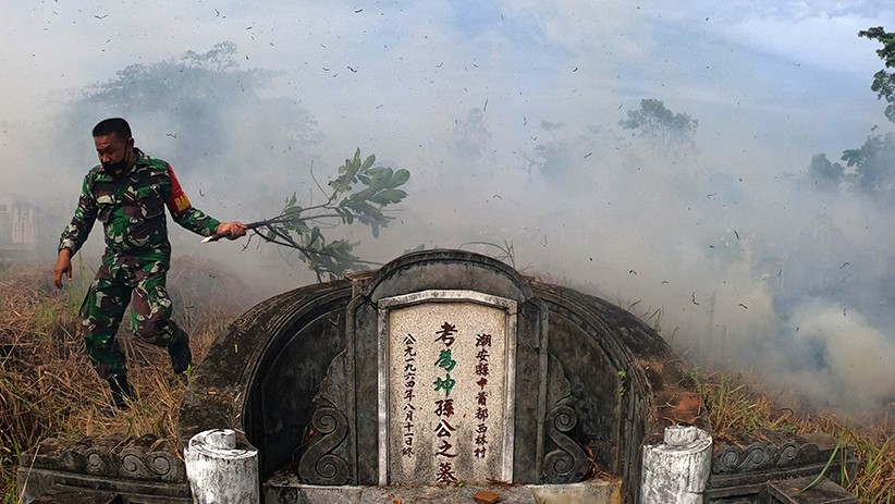 Lahan Pemakaman Terbakar saat Pelaksanaan Tradisi Ceng Beng - Bagian 2