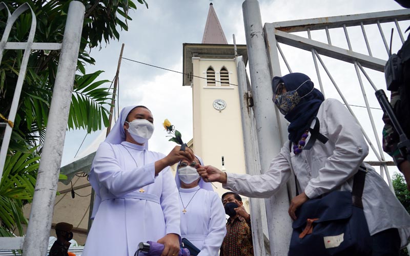 Forum Rakyat Bersatu Bagikan Bunga kepada Jemaat Gereja Katedral Makassar - Bagian 1