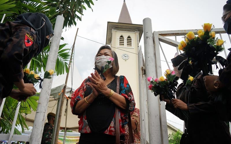 Forum Rakyat Bersatu Bagikan Bunga kepada Jemaat Gereja Katedral Makassar - Bagian 2