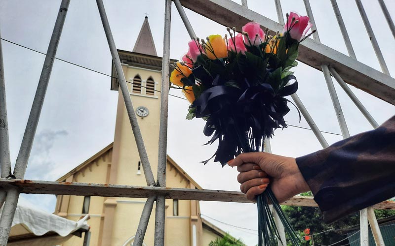 Forum Rakyat Bersatu Bagikan Bunga kepada Jemaat Gereja Katedral Makassar - Bagian 4