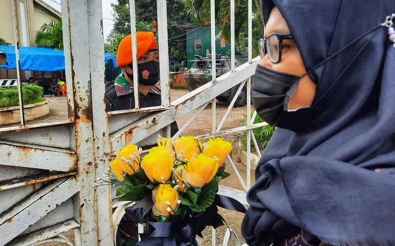Forum Rakyat Bersatu Bagikan Bunga kepada Jemaat Gereja Katedral Makassar - Bagian 5