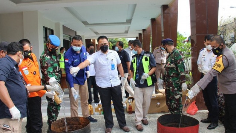 Miras Cap Tikus Dominasi Pemusnahan Barang Terlarang di Bandara Sam Ratulangi Manado