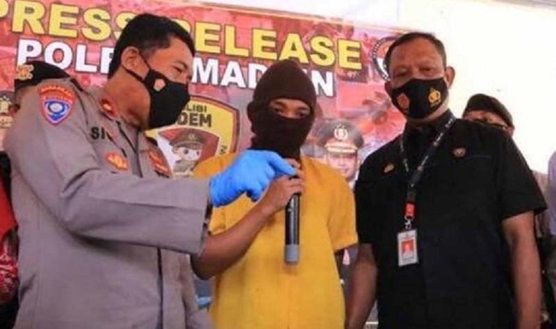 title Kuras ATM Pacar, Pemuda di Madiun Dijebloskan ke Tahanan Kuras ATM Pacar, Pemuda di Madiun Dijebloskan ke Tahanan