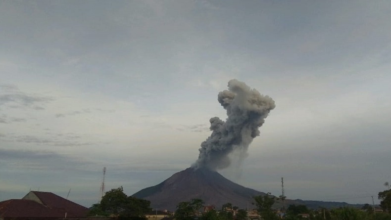 Sinabung Kembali Erupsi, Semburkan Abu Vulkanis Setinggi 2.000 Meter