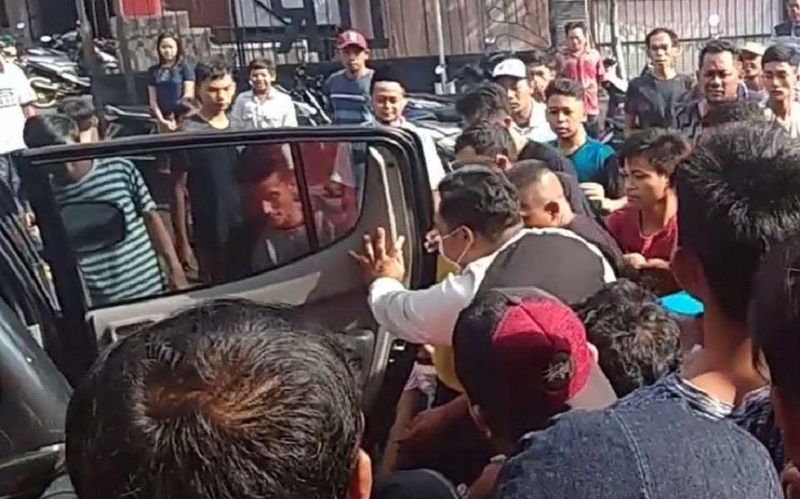 Jambret HP Ini Terkapar setelah Ditendang Gadis Cantik di Pasuruan 