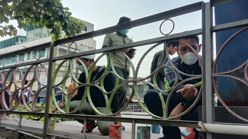 Warga Kampung Sejahtera Medan Kolaborasi Cat Jembatan Bersejarah
