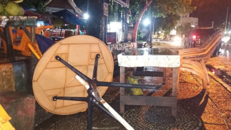 Diterjang Angin Kencang, Kursi dan Tenda Pedagang Pantai Padang Terbang